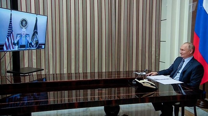 epa09627691 Russian President Vladimir Putin holds talks with US President Joe Biden via videoconference at the Bocharov Ruchei residence in Sochi, Russia, 07 December 2021. EPA-EFE/SERGEY GUNEEV / SPUTNIK / KREMLIN POOL MANDATORY CREDIT